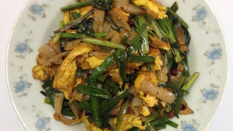 鸡蛋韭菜炒河粉,完成。