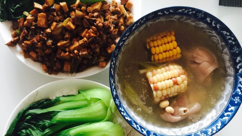 卤肉饭,外加玉米猪蹄黄豆汤，味道不想说有多好吃 自己体味！