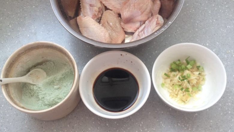 可乐鸡翅,准备材料，将姜片和蒜切碎备用