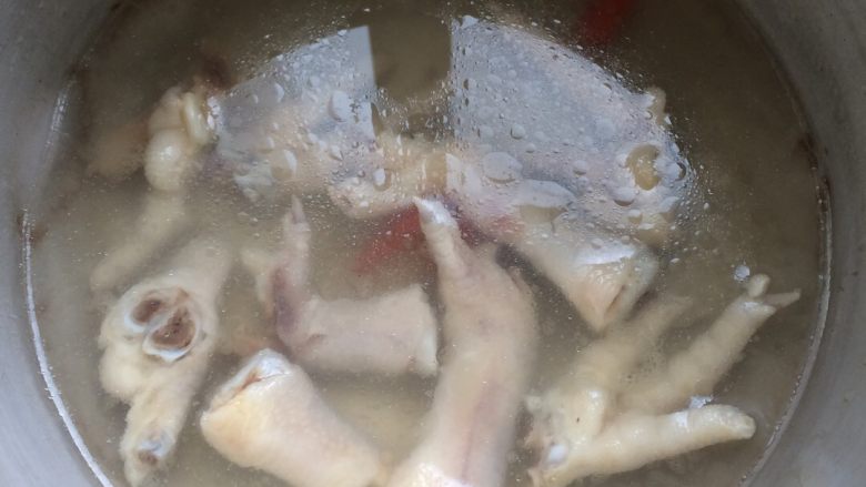 泡椒凤爪,加盐、<a style='color:red;display:inline-block;' href='/shicai/ 717'>味精</a>、<a style='color:red;display:inline-block;' href='/shicai/ 62'>辣椒</a>、<a style='color:red;display:inline-block;' href='/shicai/ 89'>鸡爪</a>和水在锅里煮熟！