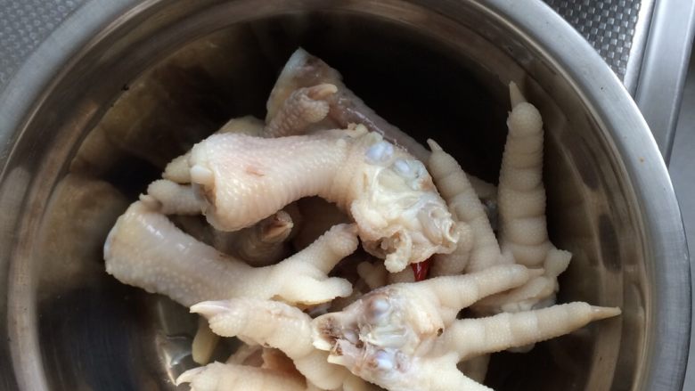 泡椒凤爪,把鸡爪捞出备用