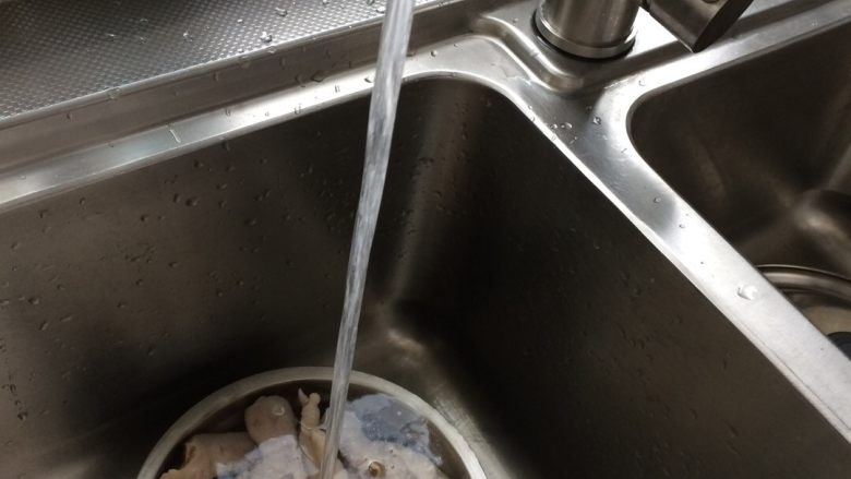 泡椒凤爪,鸡爪用水冲干净