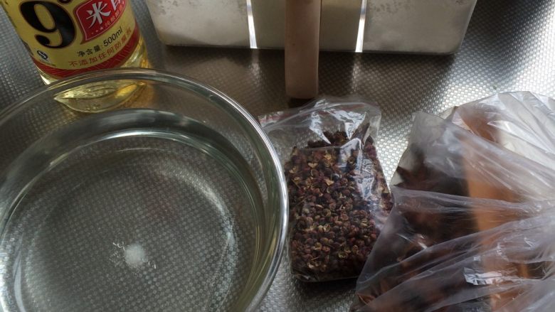 泡椒凤爪,备好料，加入凉开水中，混匀