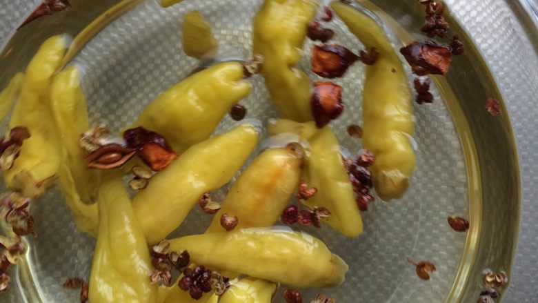 泡椒凤爪,放入<a style='color:red;display:inline-block;' href='/shicai/ 700'>花椒</a>，<a style='color:red;display:inline-block;' href='/shicai/ 703'>泡椒</a>，<a style='color:red;display:inline-block;' href='/shicai/ 135'>茴香</a>，辣椒