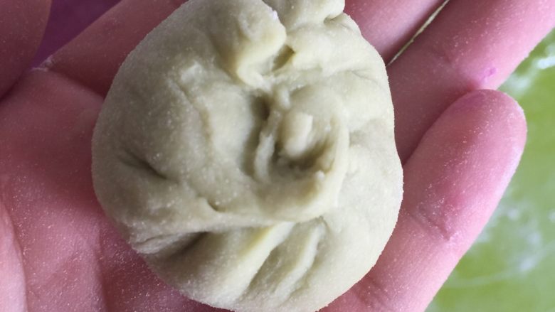 火龙果抹茶包,包起来,用两手捧住,来回攒动,造型。