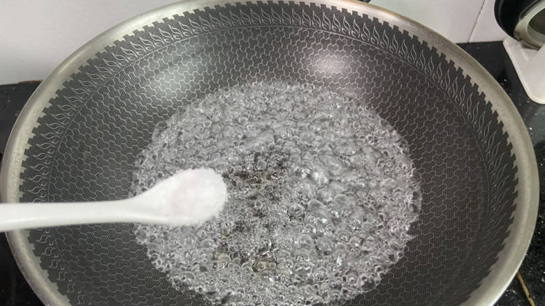 培根炒秋葵,锅中加入适量清水大火烧开,加入适量盐和食用油