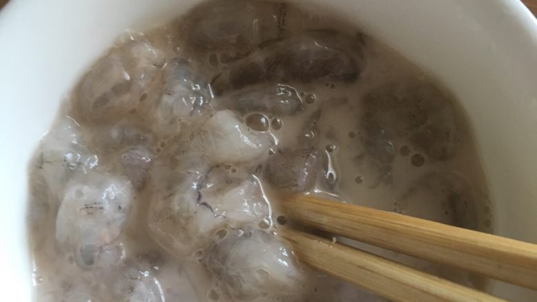 番茄虾仁豆腐,淀粉加水加盐挑均匀  放入虾仁
这个季节用新鲜的<a style='color:red;display:inline-block;' href='/shicai/ 293'>基围虾</a> 剥壳 开背出去虾肠 