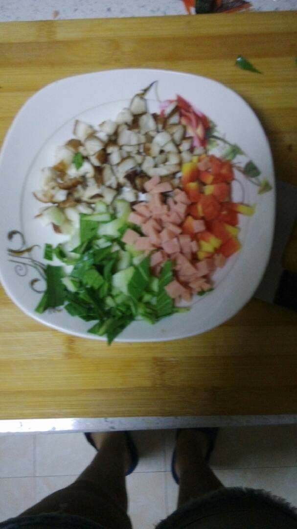 香菇粥,准备辅料！<a style='color:red;display:inline-block;' href='/shicai/ 230'>香菇</a>，小瓢菜，<a style='color:red;display:inline-block;' href='/shicai/ 25'>胡萝卜</a>，洗净！切丁（要小一点）<a style='color:red;display:inline-block;' href='/shicai/ 438'>火腿</a>切丁