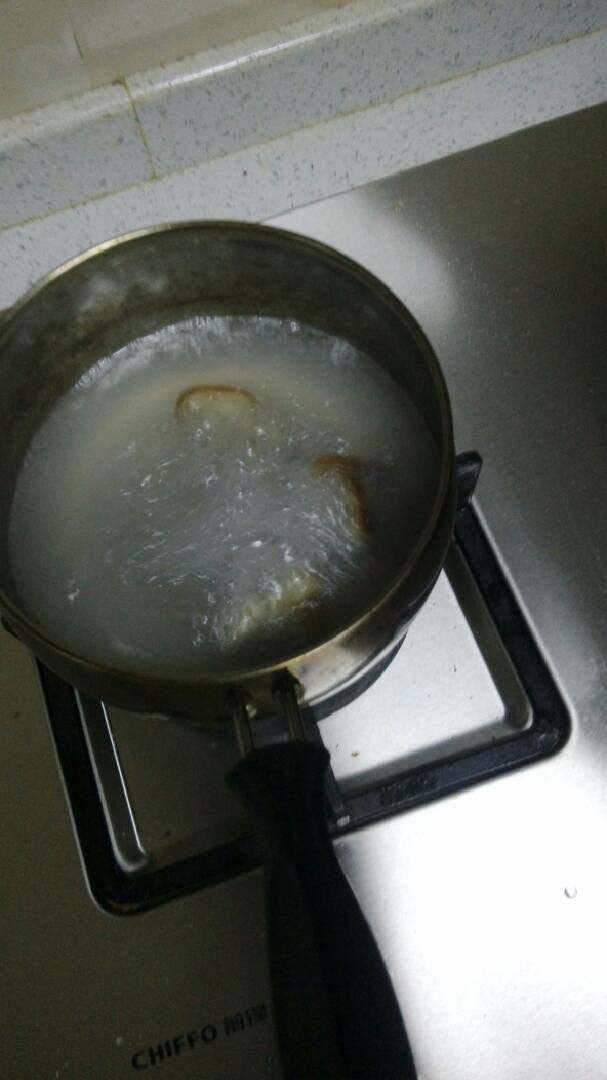 香菇粥,猪蹄洗干净，（我选的腊猪蹄），加水，煮到汤呈白色，关火！