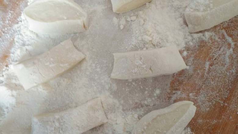 茄子圆葱猪肉包,切面剂子不要太小,皮要赶厚一点