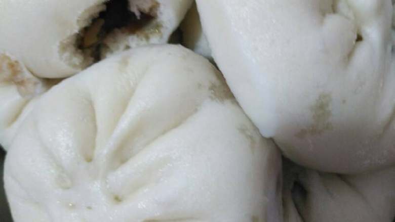 茄子圆葱猪肉包,包好,放置二次饧发,大概15-20分钟,我饧了20多分钟效果很好!凉水放锅里小火蒸25分钟,焖5分钟,就好了!大火蒸的效果不好,我也是蒸了好多次一点一点尝试出来的,终于成功了!和外面卖的包子一样一样的,非常软!