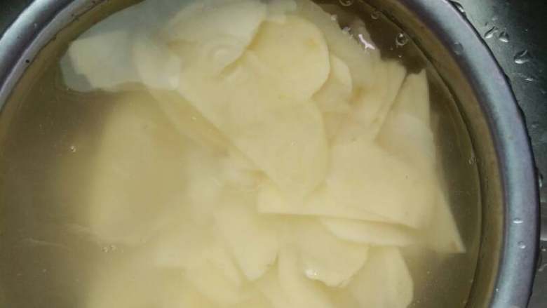 酸辣土豆片,<a style='color:red;display:inline-block;' href='/shicai/ 23'>土豆</a>去皮,切薄片,用水过几遍,然后用水泡着