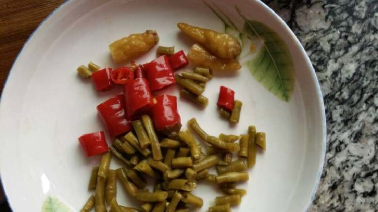 酸辣土豆片,酸菜坛里的,切段(吃辣的可以切细小一点,不怎么爱吃辣的就过几遍水)