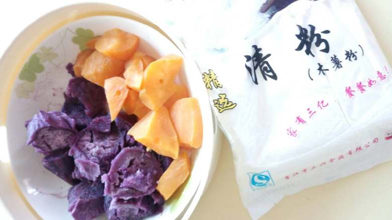 自制芋圆,分别和木薯粉再加入少量白糖搅拌揉成不粘手的面团,过程忘记拍下了