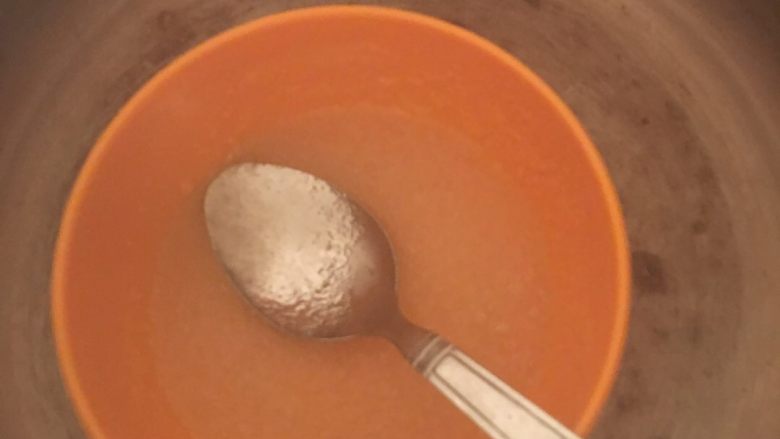 咖啡慕斯冻饼,然后放在隔热水锅里,备用