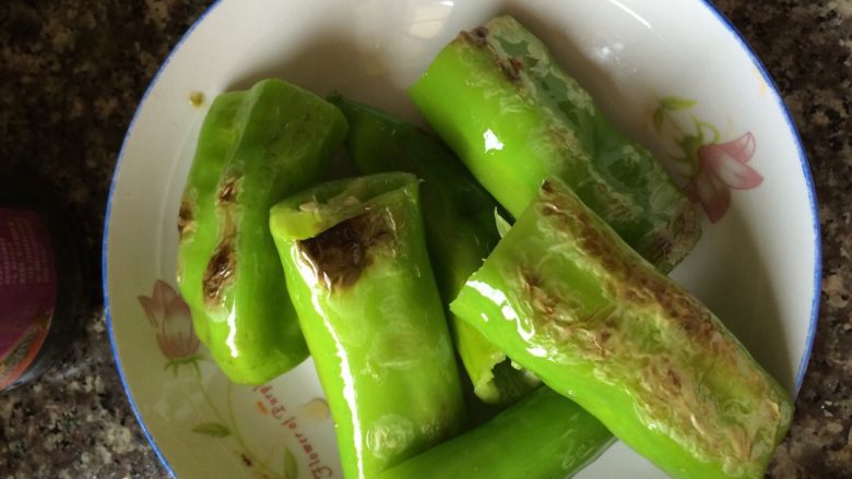 虎皮青椒,热锅小量热油爆香蒜，改小火炒<a style='color:red;display:inline-block;' href='/shicai/ 3536'>菜椒</a>段，至出现虎皮起锅装盘