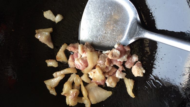 虎皮青椒,小火，肥肉熬出油后加瘦肉丁翻炒至7成熟