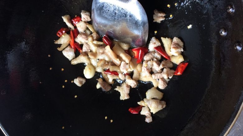 虎皮青椒,加干辣椒段，蒜，香油，醋，酱油，糖，炒香