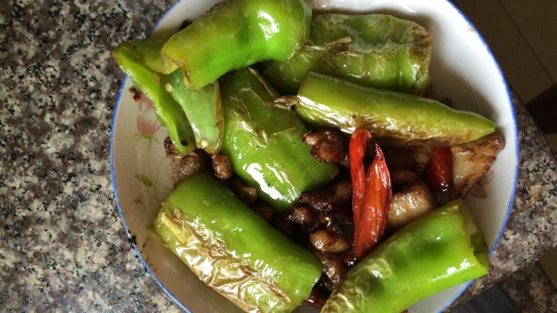 虎皮青椒,加入前面炒好的虎皮椒，加盐，继续翻炒至椒软