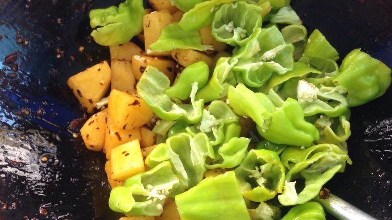香辣土豆块,下青椒,炒制青椒起皮,有“虎皮”样,关火,撒一勺盐巴,一勺<a style='color:red;display:inline-block;' href='/shicai/ 717'>味精</a>混合均匀,试味。起锅。