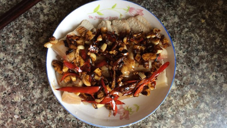 蒜泥白肉,为了更好入味,可以吧底料铺开,放一会儿再吃