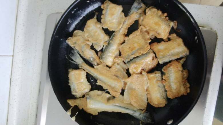 香煎针良鱼,一面煎至好后,翻面煎另一面2分钟
