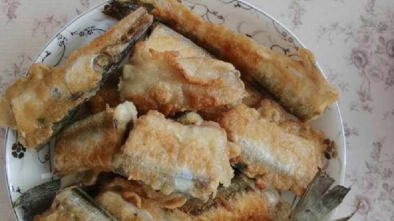香煎针良鱼,煎好的针良鱼摆盘上桌,撒点孜然粉,味道会更好