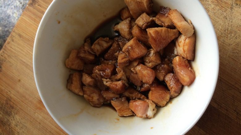 铁锅茄子,料酒,酱油腌肉丁半小时左右