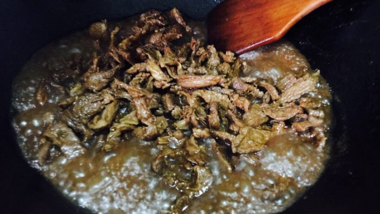 干煸麻辣牛肉丝,放油锅里干煸,到无水份,盛出