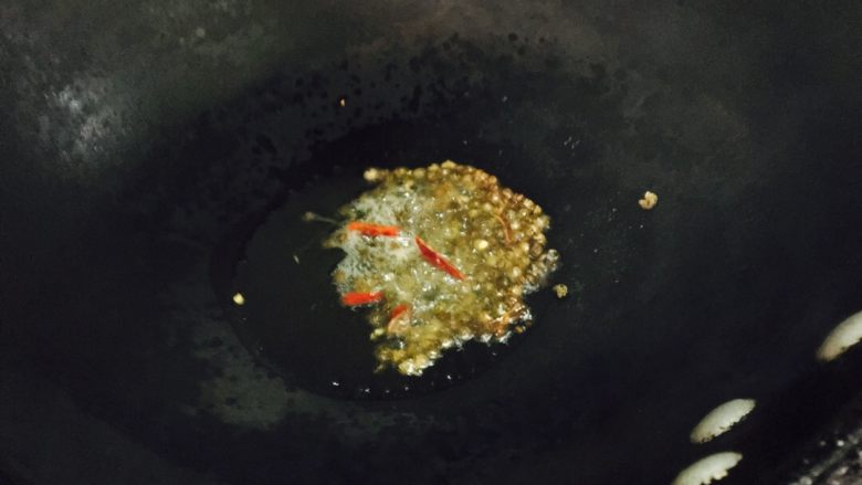干煸麻辣牛肉丝,煸绿麻椒,红辣椒,加冰糖炒色