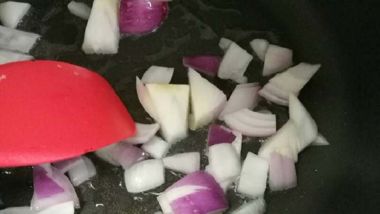 泰式咖喱杂蔬,油锅热后,先入洋葱炒软。
