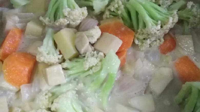 泰式咖喱杂蔬,加入椰浆后翻炒,加水大火煮开。然后小火继续煮,到汤汁浓稠入味。