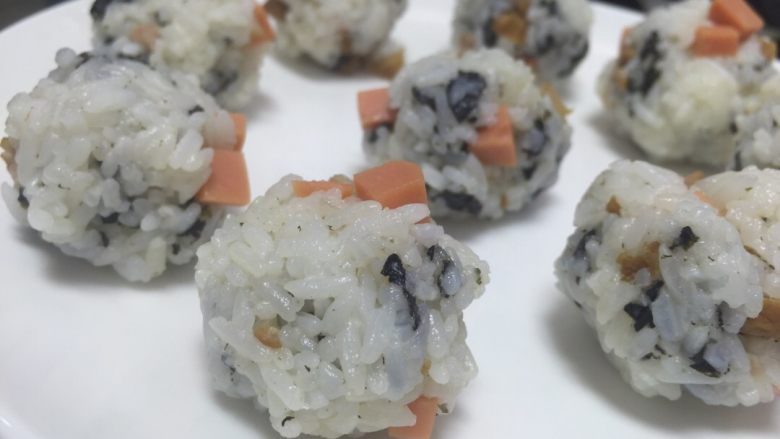 海苔饭团,抓拌均匀弄成小团就可以啦,不要手软,尽情的抓拌,米饭口感会很好,不过也不要抓拌过久,均匀即可,一定要趁热吃才好吃,如果弄好了凉了可以放进微波炉叮10来秒再吃