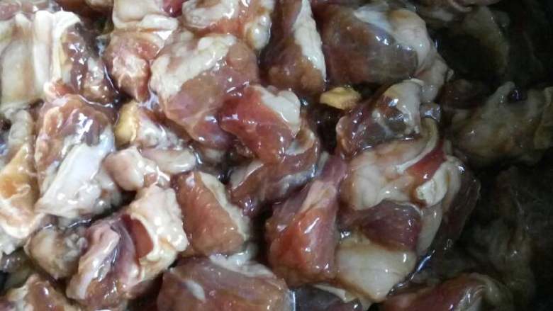 土豆炖牛胸肉,将牛肉切粒,清洗干净沥干备用!
将调味品全部倒入肉中,还有<a style='color:red;display:inline-block;' href='/shicai/ 37'>姜</a>,蒜切好一起放进去!
搅拌均匀,腌制半个小时!