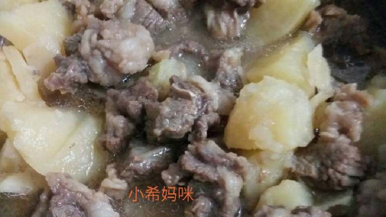 土豆炖牛胸肉,如果临上碟前,撒上葱花就更好啦!可惜,当我煮好了,一看冰箱没葱啊!大家将就一下没葱的吧!