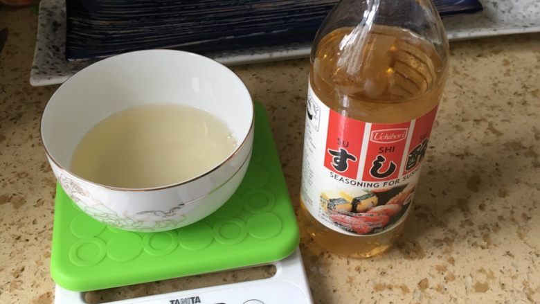 寿司组合,饭完成后马上开盖用扇子扁蒸发多余的水分,加入<a style='color:red;display:inline-block;' href='/shicai/ 4734'>寿司醋</a>,继续扇至冷却到常温。