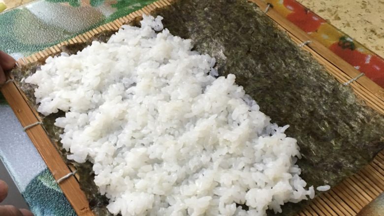 寿司组合,手用醋水浸后,按正常做