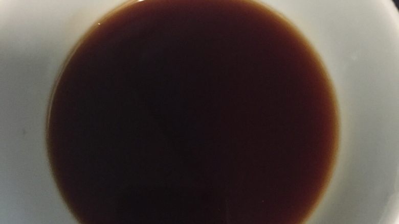 铁板蒜蓉虾,两勺豉油大半勺<a style='color:red;display:inline-block;' href='/shicai/ 721'>蚝油</a>少许糖，白开水调成汁备用