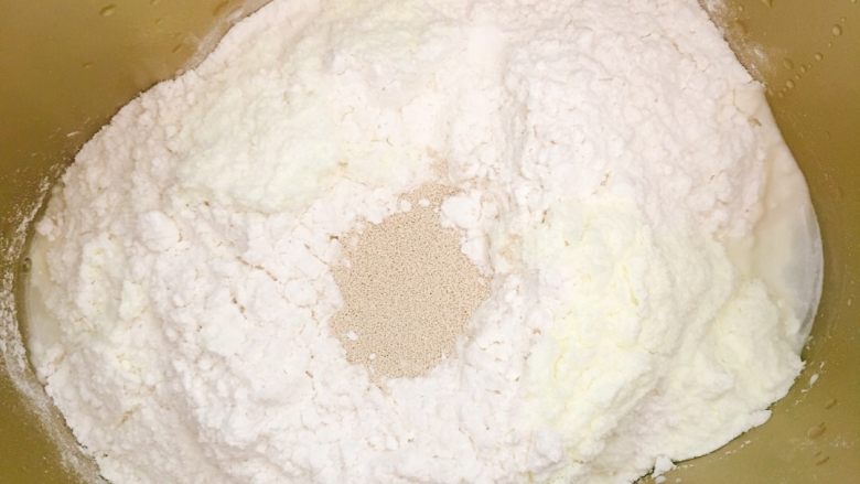 鸡蛋牛奶排包,将除了<a style='color:red;display:inline-block;' href='/shicai/ 887'>黄油</a>以后的材料放入面包机，启动和面程序，12分钟左右！没有面包机的话也可以手揉哦！