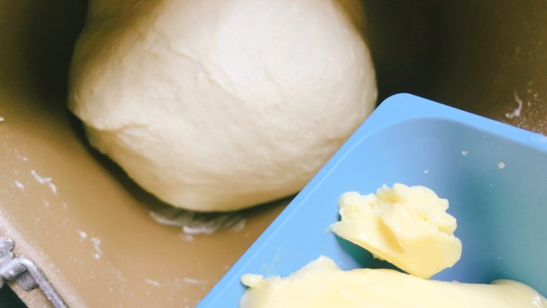 鸡蛋牛奶排包,面团成团之后加入软化的黄油，再次启动和面程序，大概12分钟左右。没有面包机的手揉至光滑不粘手即可！