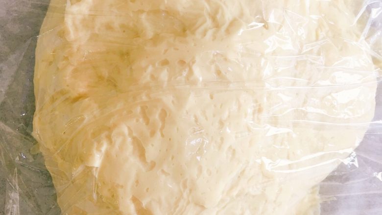 鸡蛋牛奶排包,取出面团，盖上保鲜膜，松弛半小时左右！