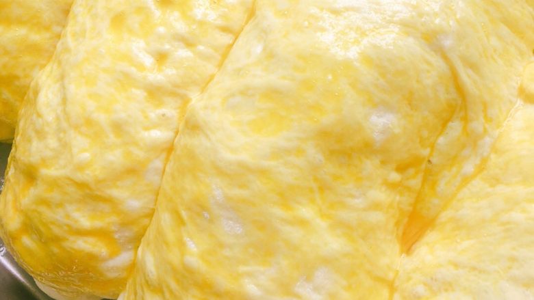 鸡蛋牛奶排包,发酵好了之后取出烤盘，在面团上面刷上一层蛋液。与此同时，预热烤箱180度8分钟左右！然后放入烤箱烤25-30分钟左右，看到表皮金黄，牙签插进去没有附着物就好了哦！