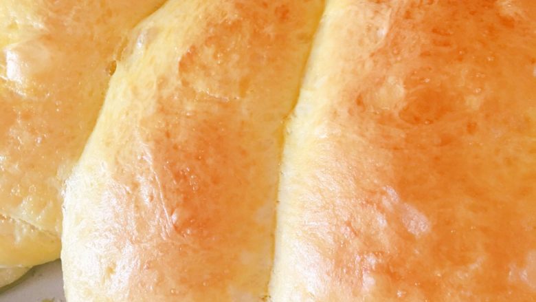 鸡蛋牛奶排包,铛铛铛！金黄松软的鸡蛋牛奶排包出炉啦！表皮酥脆里面却超级松软的！拉丝效果也特别好哦！