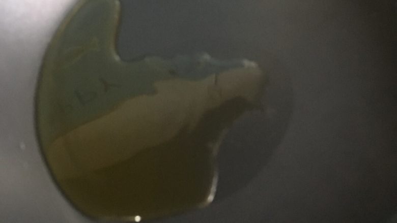 茄汁芝士意面,平底锅到入橄榄油,先放蒜,洋葱,煸炒出香味。
