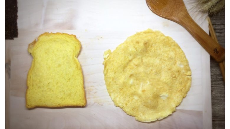 海绵宝宝,鸡蛋摊成饼,面包待用