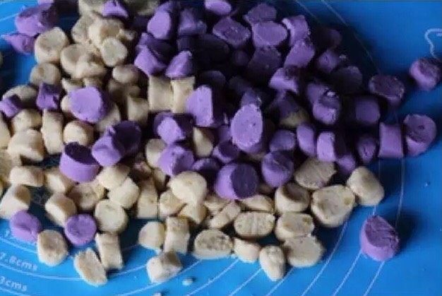 牛奶芋圆西米露,紫薯芋头同样操作,红薯含水量很足,所以和面团的时候不要加牛奶