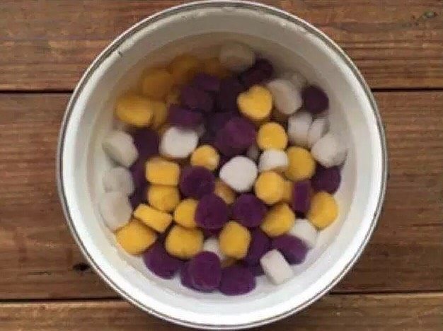 牛奶芋圆西米露,锅里水烧开,加入芋圆煮至浮起,捞出凉水浸泡