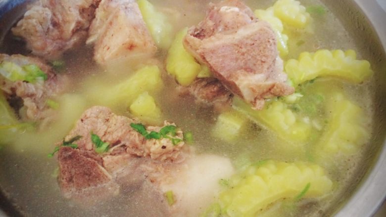 苦瓜排骨汤,先把<a style='color:red;display:inline-block;' href='/shicai/ 55'>苦瓜</a>从中切开 去心洗干净 切成条 放盆里加水放盐侵泡10分钟去苦味