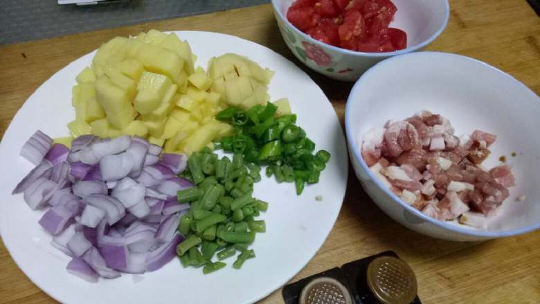 咖喱米饭,备材料,都切成丁儿~