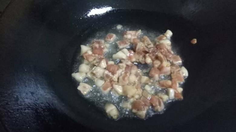 咖喱米饭,先把肉丁炒熟,一般选用鸡脯肉,我家没有了,用五花肉代替了